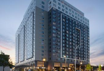 Hotel Interurban Seattle Airport Seatac allows 18 year olds to book a room