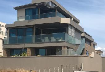 Sunbrae Shores Retreat allows 18 year olds to book a room