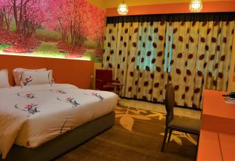 Hotel Holmes Gp allows 18 year olds to book a room