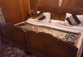 Houseboat Altaf and transportation has rooms with a private hot tub