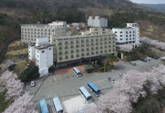 Geoje Oasis Hotel allows 18 year olds to book a room