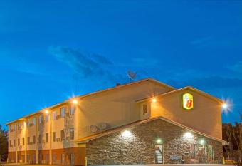 Super 8 by Wyndham Las Cruces University Area allows 18 year olds to book a room