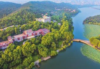 Shangri-La Hangzhou has Balcony rooms