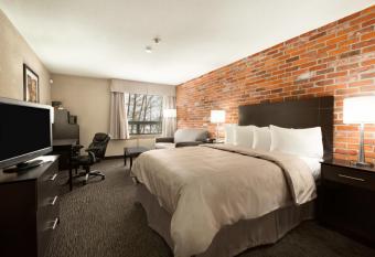 Super 8 by Wyndham Timmins ON allows 18 year olds to book a room