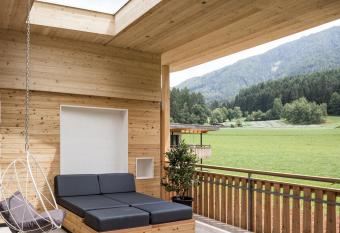 Hotel Petrus has rooms with a private hot tub