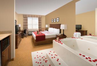 Country Inn & Suites By Radisson Iah East (Humble) has rooms with a private hot tub