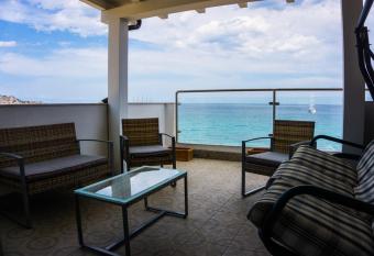 Tysandros Hotel Apartments has rooms with a private hot tub