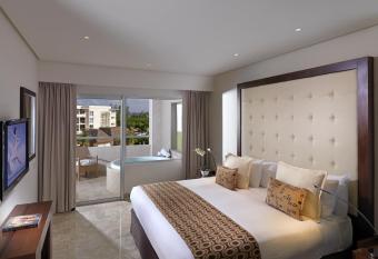 Paradisus Playa del Carmen - Riviera Maya - All Inclusive has rooms with a private hot tub