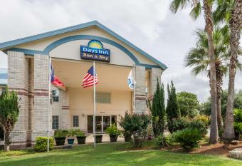 Days Inn by Wyndham San Antonio Southeast/Frost Bank Center has Smoking rooms