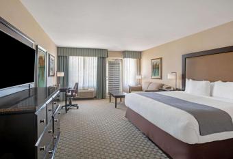 La Quinta Inn & Suites by Wyndham Paso Robles has Balcony rooms