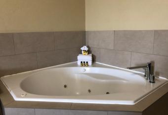 Best Western Plus Hill Country Suites has rooms with a private hot tub