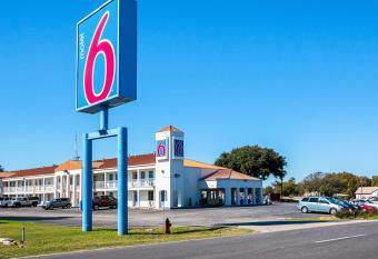 Motel 6 Round Rock has Smoking rooms