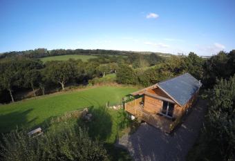 Kingfisher Cabin, Butterwell Farm, Riverside cabin on 40-acre private estate allows 18 year olds to book a room