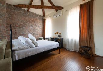 DUOMO Murano Apartment with Canal view allows 18 year olds to book a room