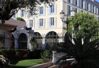 La R  sidence de La R  serve allows 18 year olds to book a room