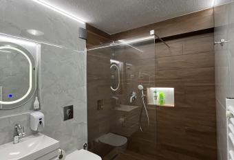 Villa Dislievski has rooms with a private hot tub