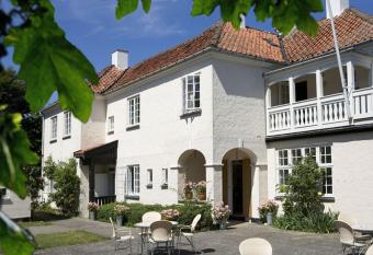 Villa Strand allows 18 year olds to book a room