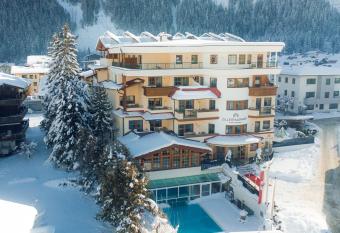 Alpine Hideaway ZILLERTALERHOF - 4 Sterne Superior has Balcony rooms