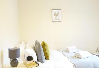 Heathrow Ensuite Rooms has Balcony rooms