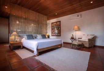 Hotel Villaggio Tudo Bom has rooms with a private hot tub