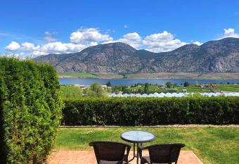 Shiraz Villa has Balcony rooms