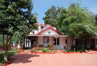 Colonial 4 B/R Home, Great for Families, Coonoor has Balcony rooms