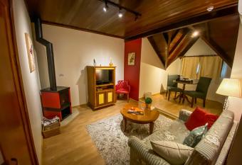 Hotel Recanto da Serra has rooms with a private hot tub