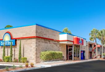 Days Inn by Wyndham Bradenton - Near the Gulf has Smoking rooms