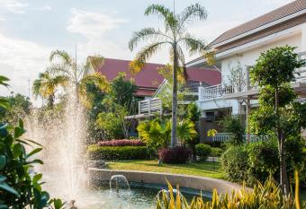Tonwa Resort Hotel has Balcony rooms
