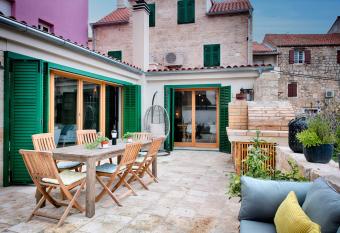 Stone Villa Lemon with pool in Vis has Balcony rooms