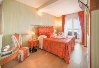 Hotel Des Nations - Vintage Hotel sul mare has rooms with a private hot tub