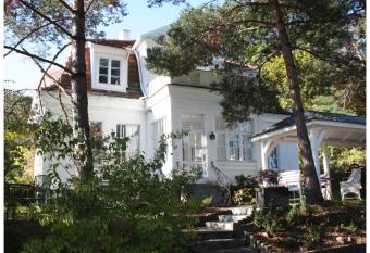 Willa Ludwinia allows 18 year olds to book a room