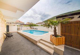 Bella Vista Suites has Balcony rooms