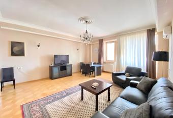 Cozy Apartment in the center of Tbilisi has rooms with a private hot tub