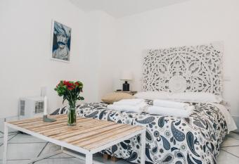 L  Ambasciata Gaeta allows 18 year olds to book a room