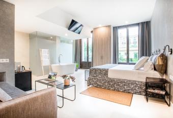 Casa Lirio has Balcony rooms