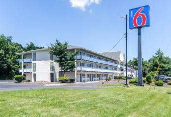 Rodeway Inn has Smoking rooms