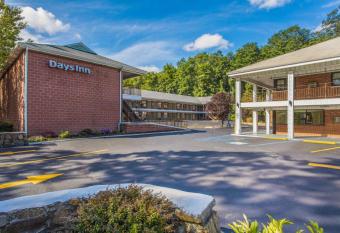 Days Inn Elmsford has Smoking rooms