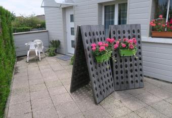 Les Collinades de Chalons allows 18 year olds to book a room