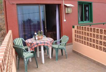 Finca La Gaviota - El Granito allows 18 year olds to book a room