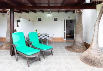 Finca La Gaviota - Las Flores allows 18 year olds to book a room