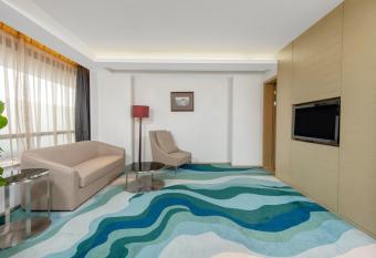 Holiday Inn Shanghai Songjiang, an IHG Hotel - Miaoqian Street has rooms with a private hot tub