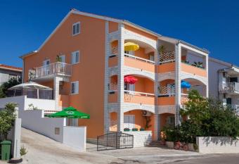 Villa Vera has Balcony rooms
