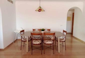 Maravilloso apartamento frente al mar allows 18 year olds to book a room