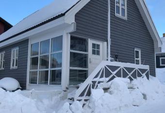 Hotel Nuuk - Apartment Nanoq has rooms with a private hot tub
