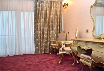 Hotel Bavaria Blu has rooms with a private hot tub