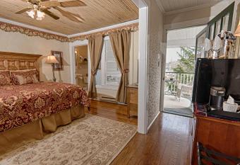 Broad River Inn has rooms with a private hot tub