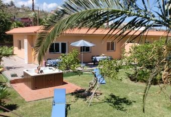 Finca La Gaviota - Los Limoneros allows 18 year olds to book a room