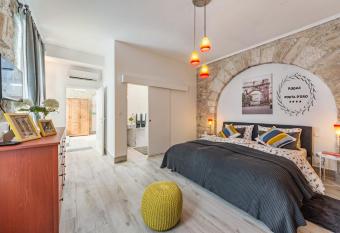 Porta d Oro rooms allows 18 year olds to book a room