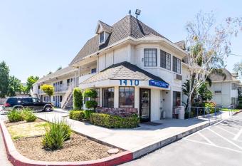 Motel 6 Merced North has Smoking rooms